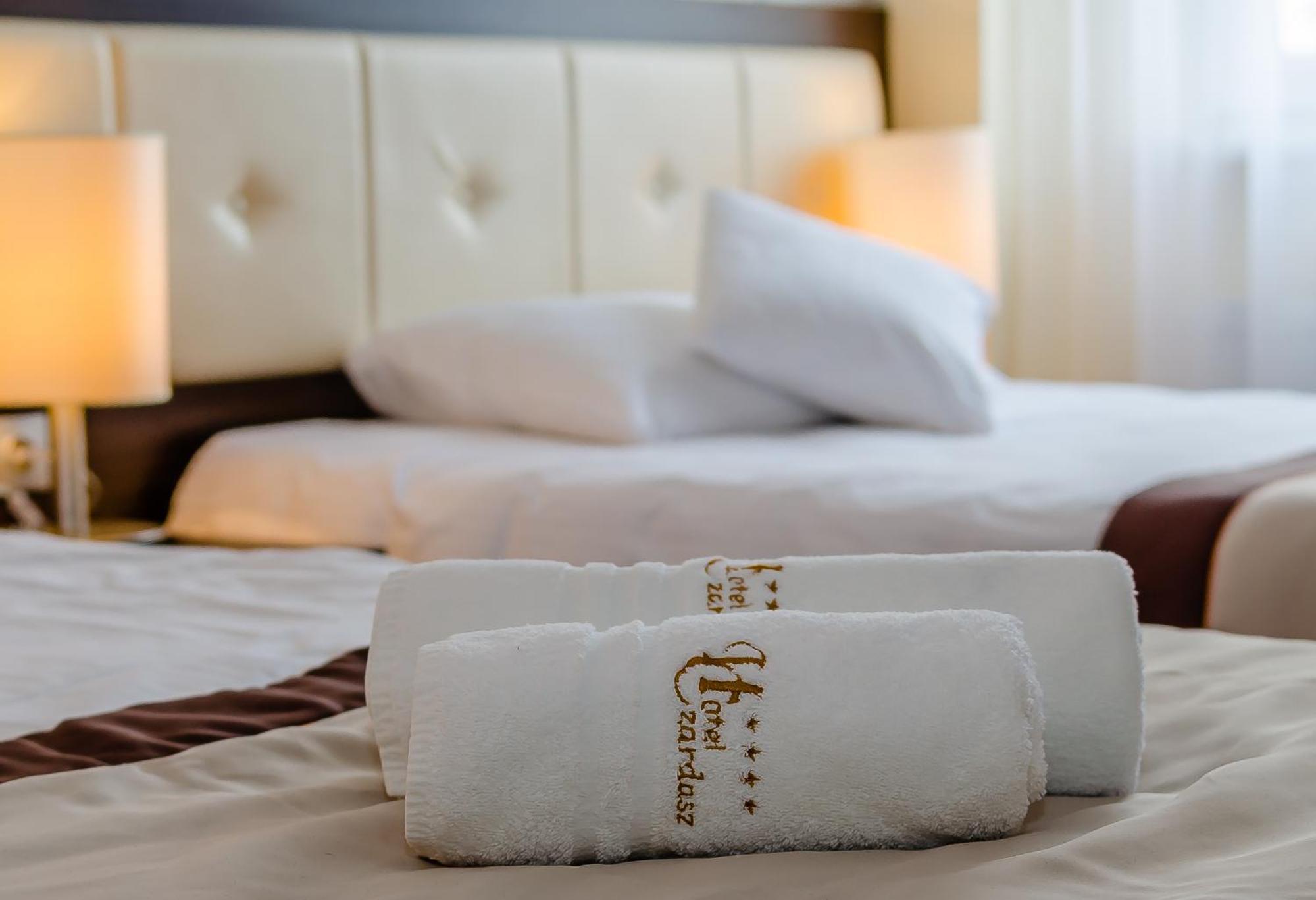 פלוק Hotel Czardasz Spa & Wellness מראה חיצוני תמונה